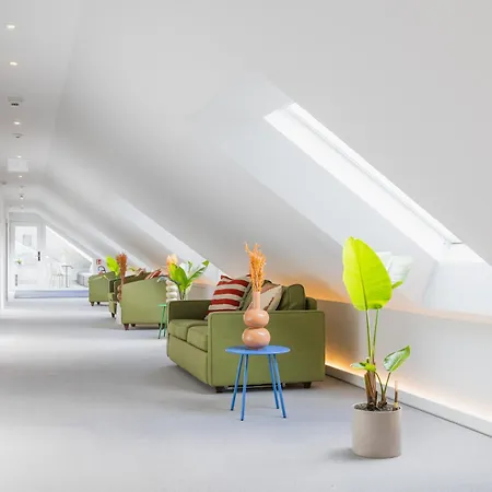 Hotell Base 4*