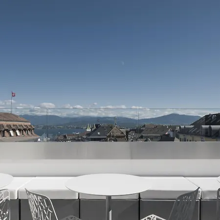 מלון Base ניון