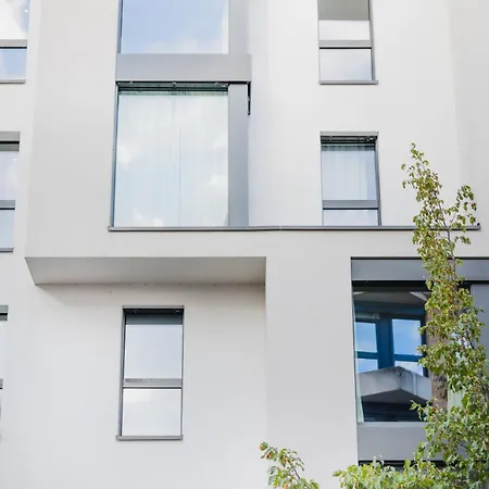 فندق Base نيون