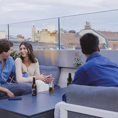 فندق Base نيون